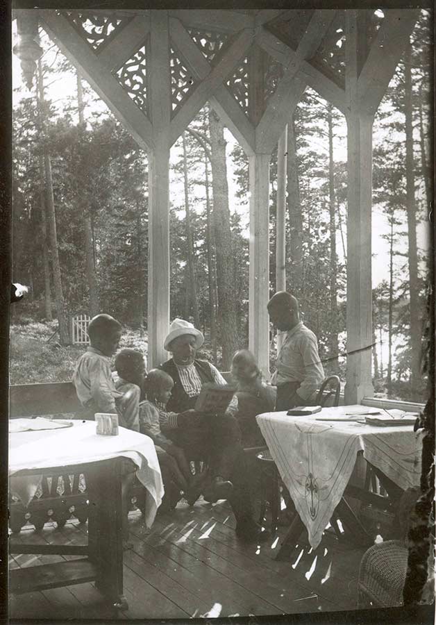 Nestor Aschan och barnen på verandan till Killingen / Bild: Åbo museicentral