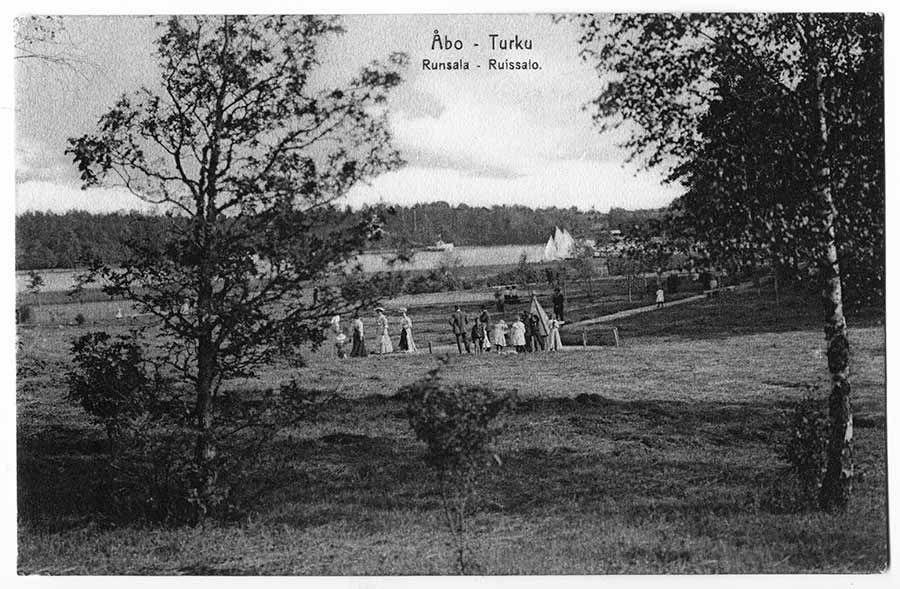 Människor promenerar längs Runsala strandväg i början av 1900-talet / Bild: Åbo museicentral